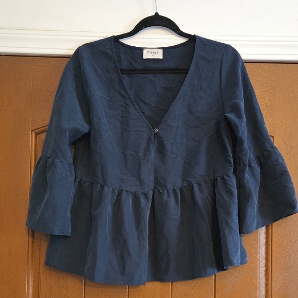 Everly Blue Peplum 3/4 Sleeve Blouse Size Medium - Picture 1 of 4